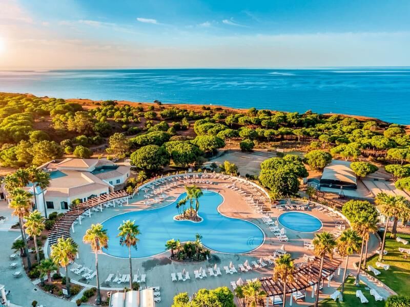 Luftaufnahme eines Resorts mit mehreren Pools