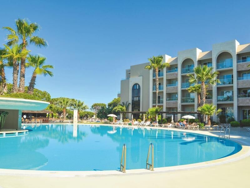 Hotelanlage mit Palmen