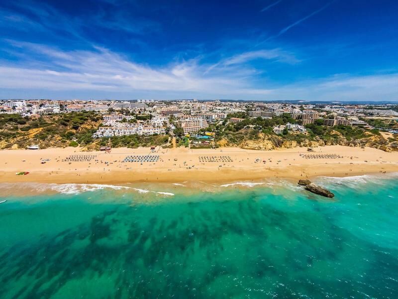 Luftaufnahme von der Hotelanlage direkt am Strand
