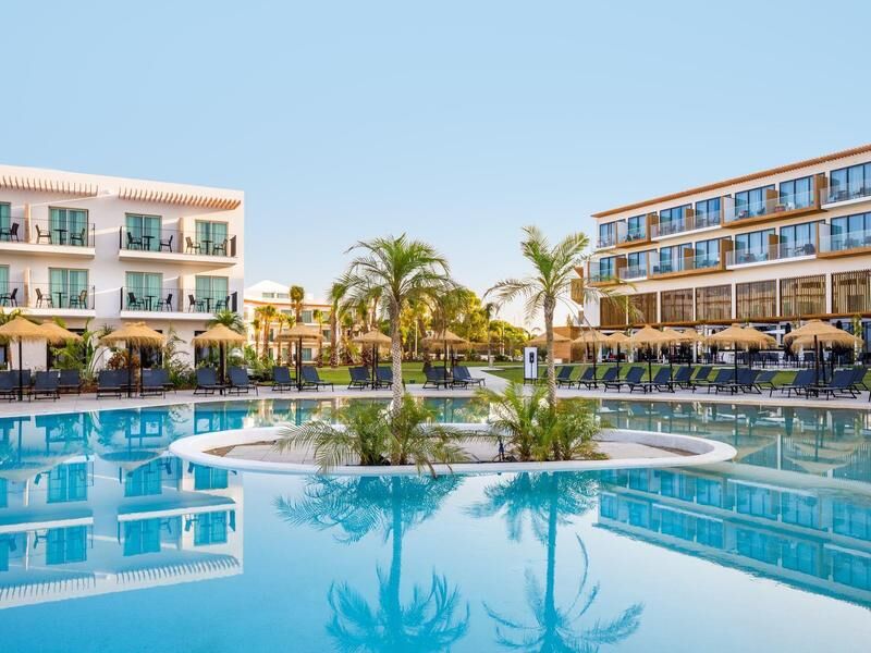 Poolanlage eines Hotel mit Palmen