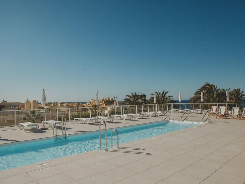 Poolanlage auf der Dachterrasse eines Hotels