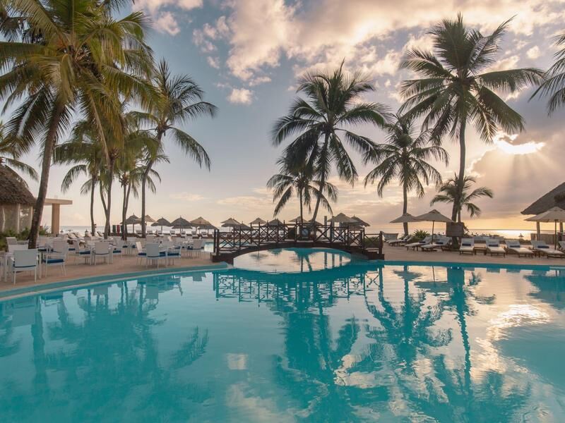 Pool mit Liegestühlen und Sonnenschirmen