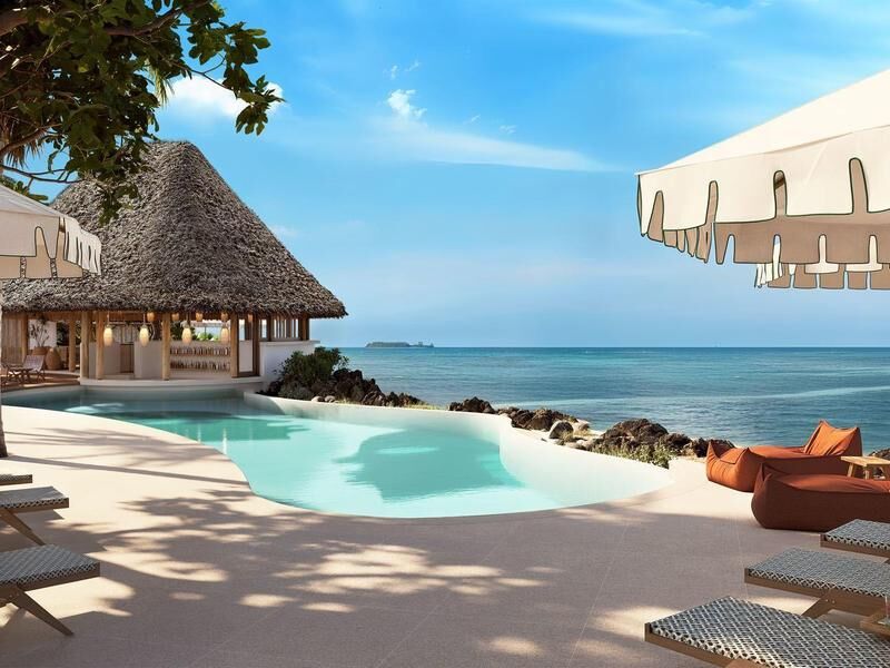 Infinity-Pool mit Liegestühlen und Sonnenschirmen