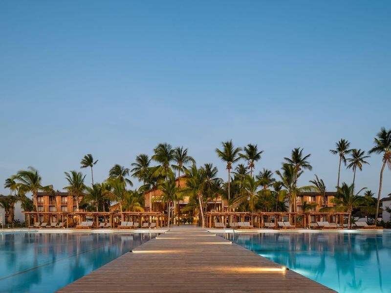 Blick auf ein Resort mit Palmen und einem langen Steg