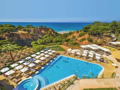 Hotelanlage mit Blick auf Steilküste und Meer
