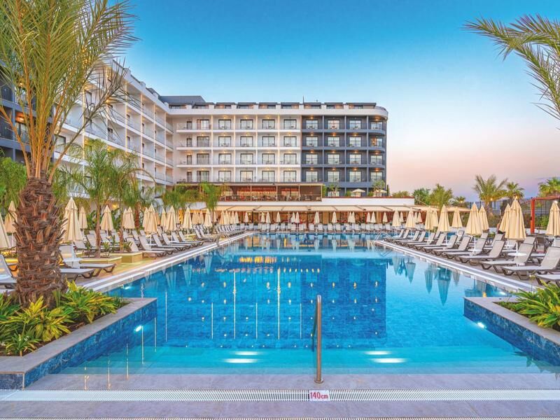 Großer rechteckiger Hotelpool mit Liegestühlen