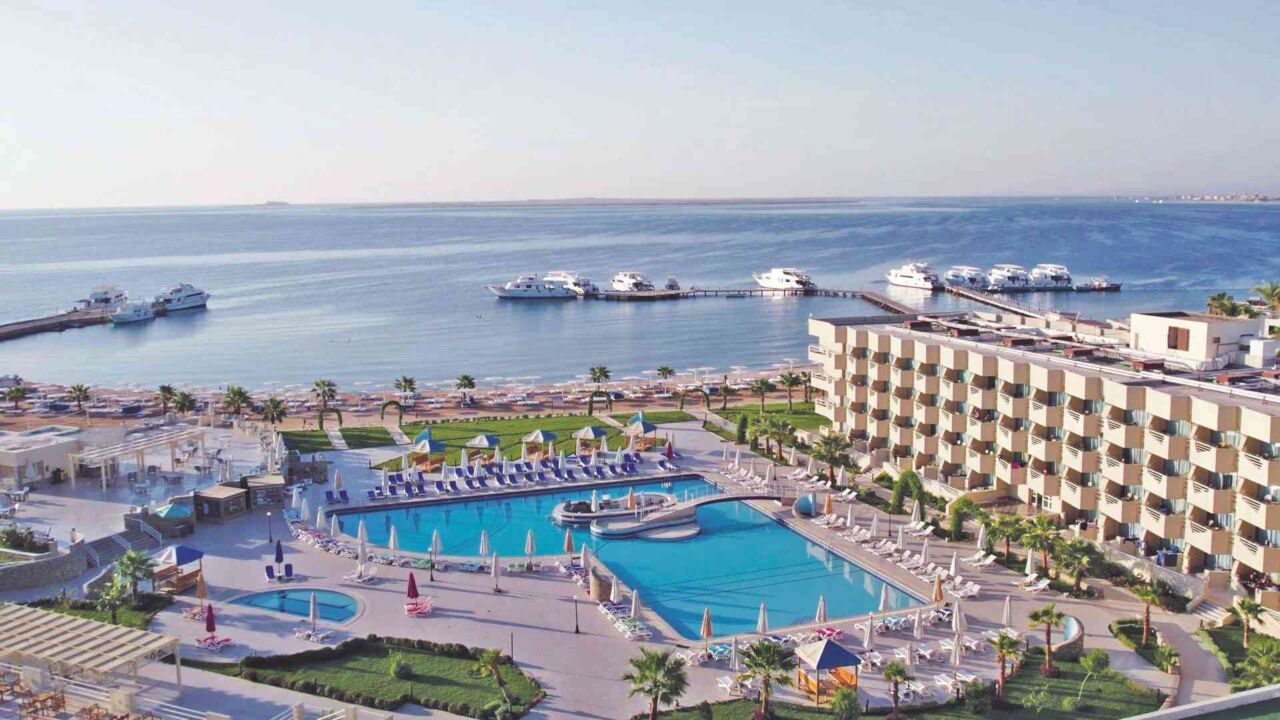 Hotelanlage mit großem Pool