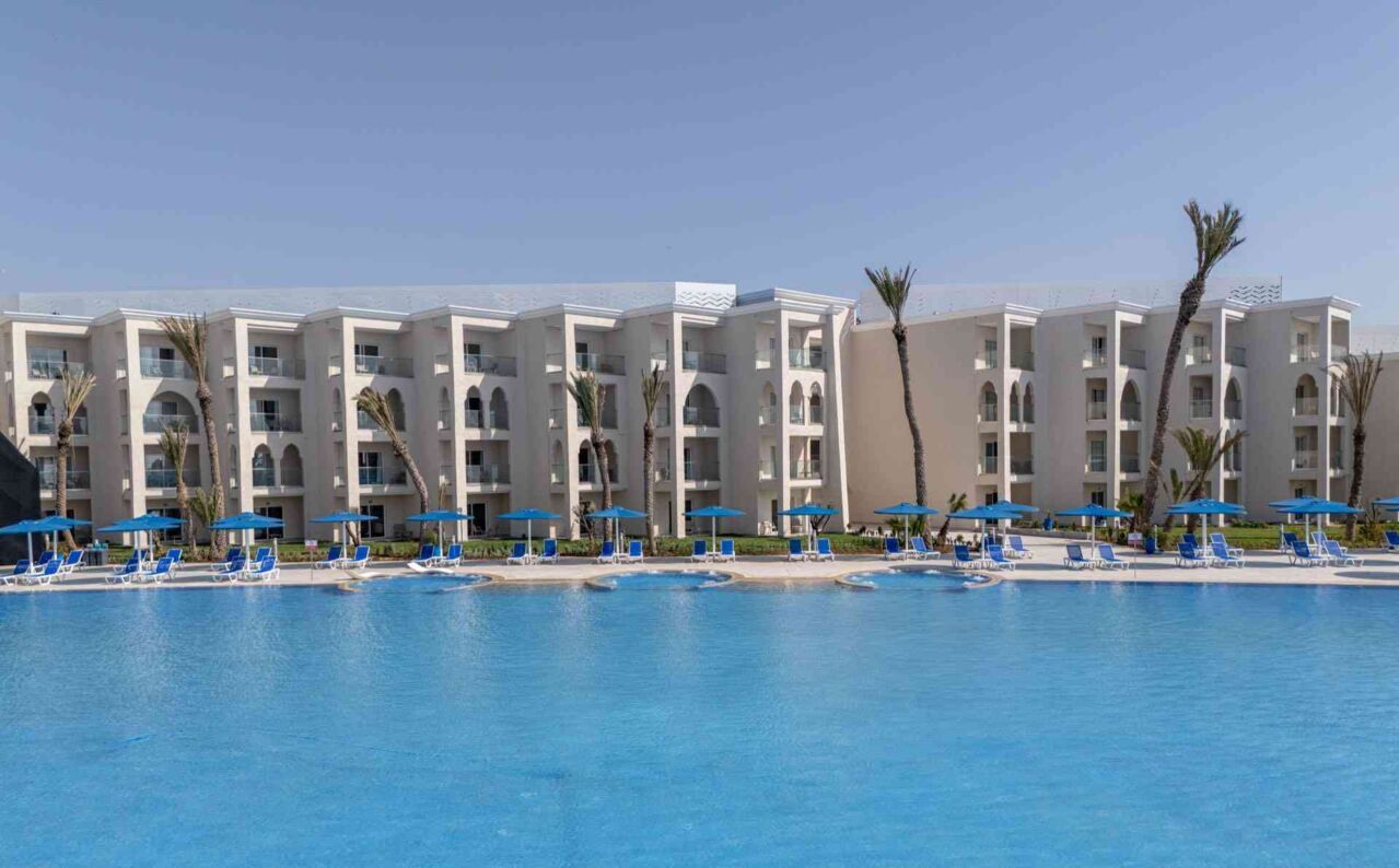 Großer Außenpool mit Sonnenschirmen