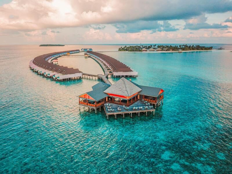 Ein über Wasser auf Stelzen gebautes Resort mit Bungalows