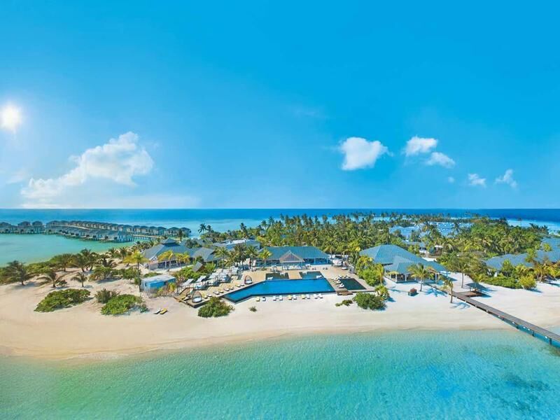 weiße Tische mit Stühlen in einem flachen Wasserbecken