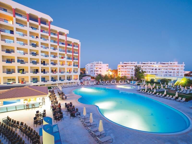 Hotelanlage mit beleuchtetem Pool