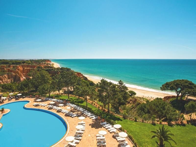 Blick auf einen großen Pool mit Liegestühlen