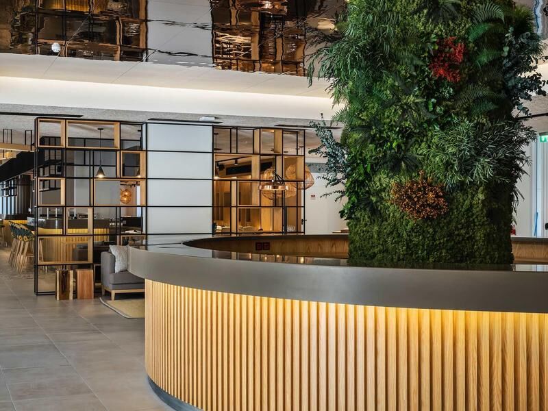 Runde Rezeption mit vertikalen Holzlamellen