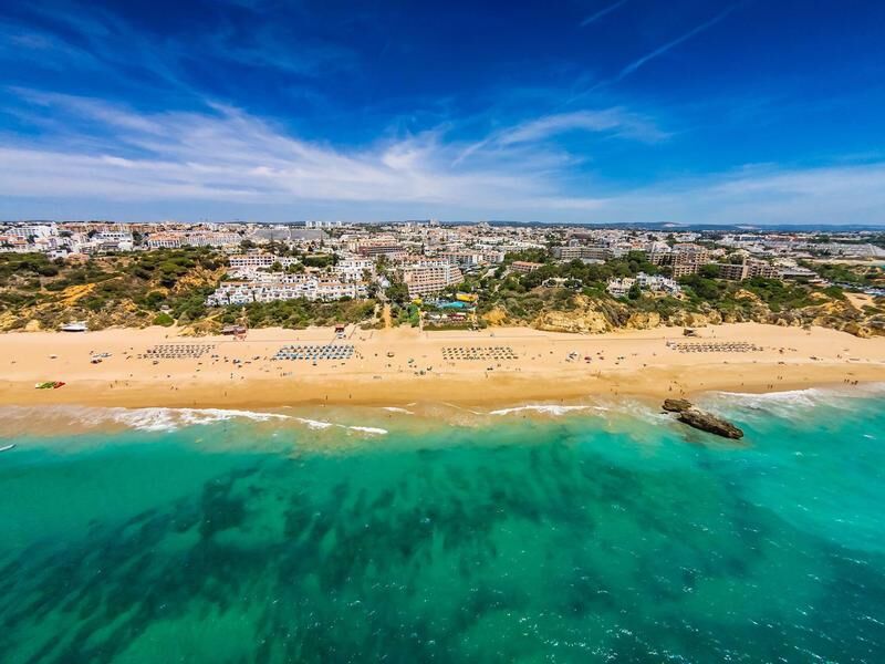 Luftaufnahme eines breiten Sandstrands