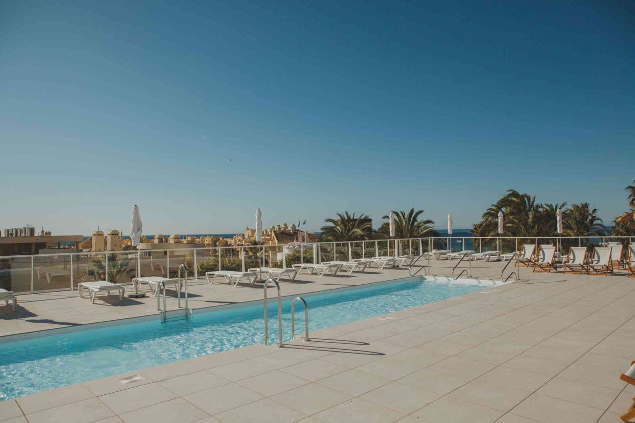 Pool auf Dachterrasse eines Hotels