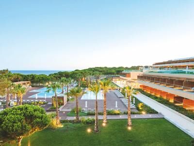 Poolanlage eines Hotels