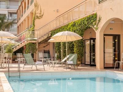 Innenhof eines Hotels mit Pool