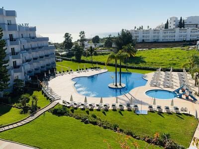 Pool- und Gartenanlage eines Hotels