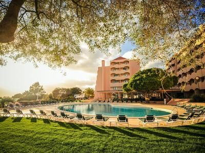 Poolanlage eines Hotels