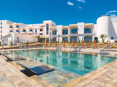 Moderne Hotelanlage mit Pool