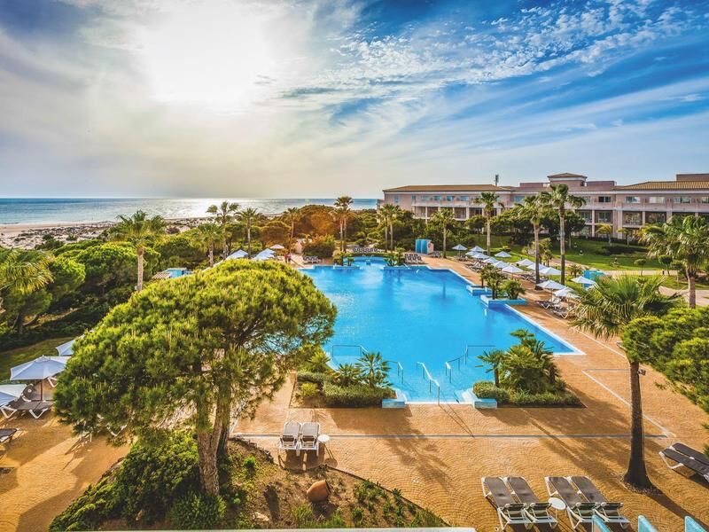 Großer Außenpool mit Liegestühlen und Sonnenschirmen