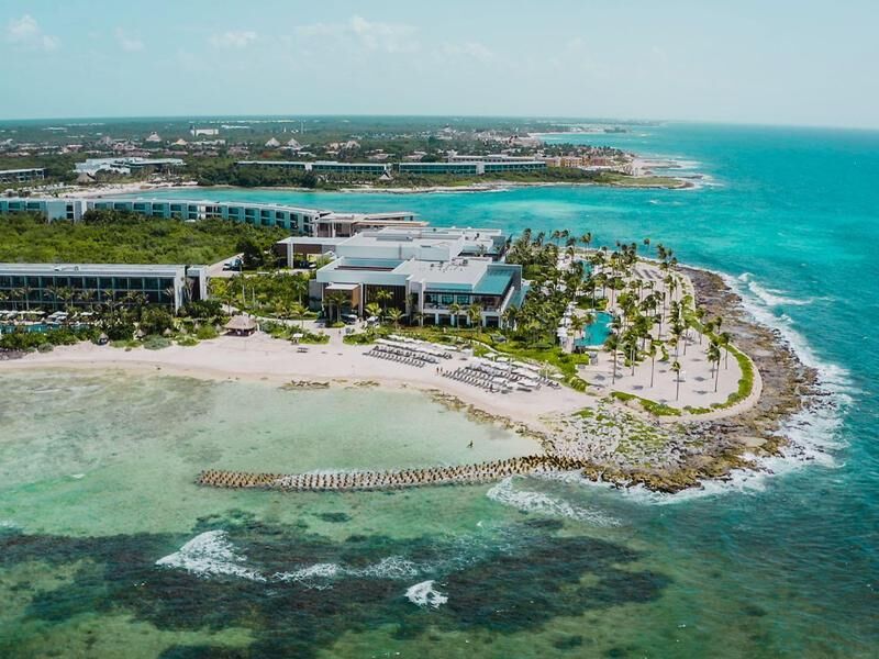 Luftaufnahme einer Küstenanlage mit Sandstrand