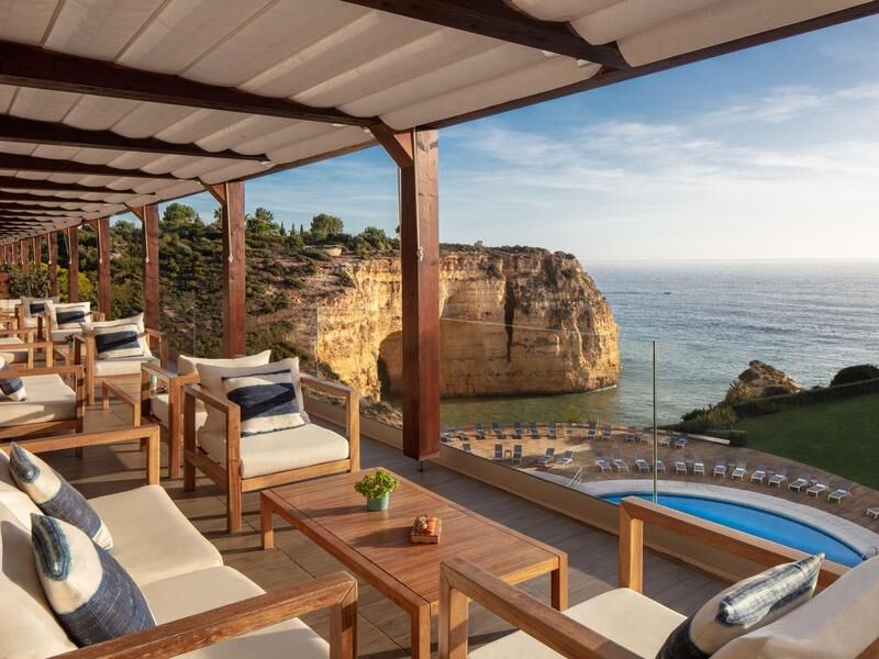 Überdachte Terrasse mit Holzmöbeln