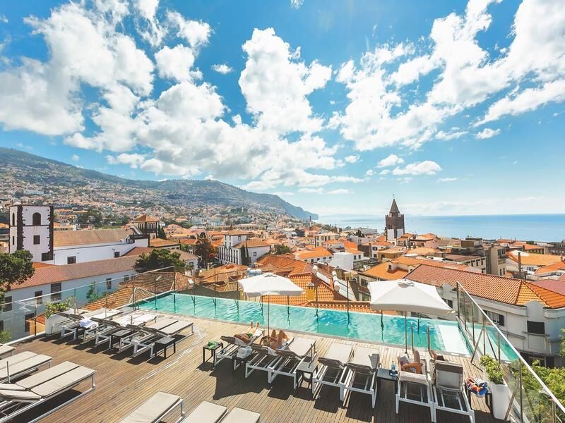 Poolanlage mit Stadt- und Meerblick