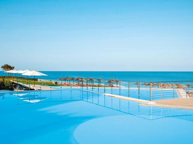 Poolanlage mit Meerblick