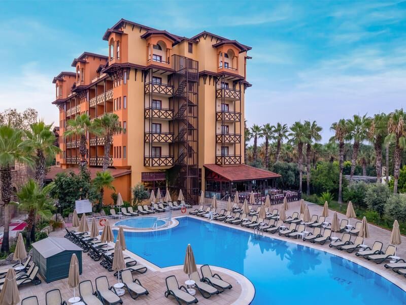 Hotelanlage mit Pool