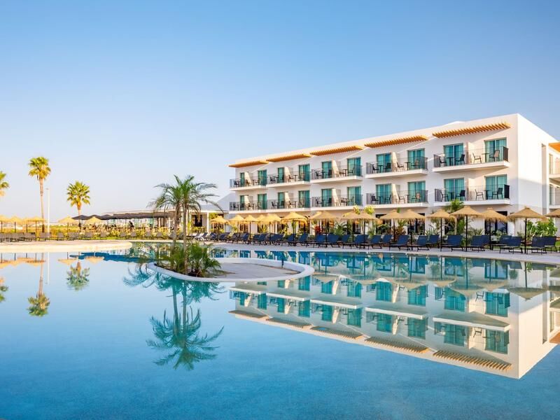 Poolanlage eines Hotels mit Palmen