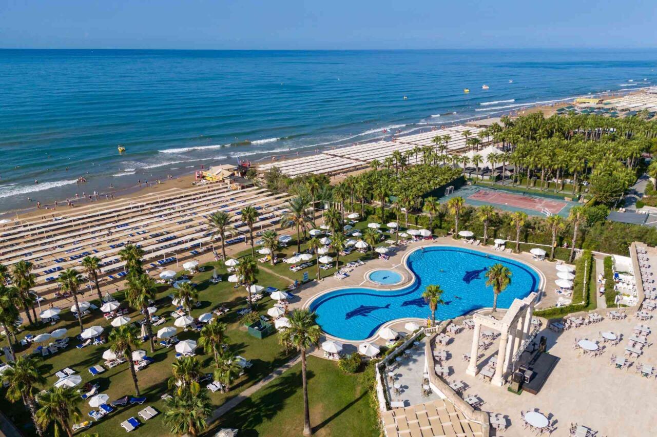 Luftaufnahme eines Strandes mit Reihen von Sonnenschirmen