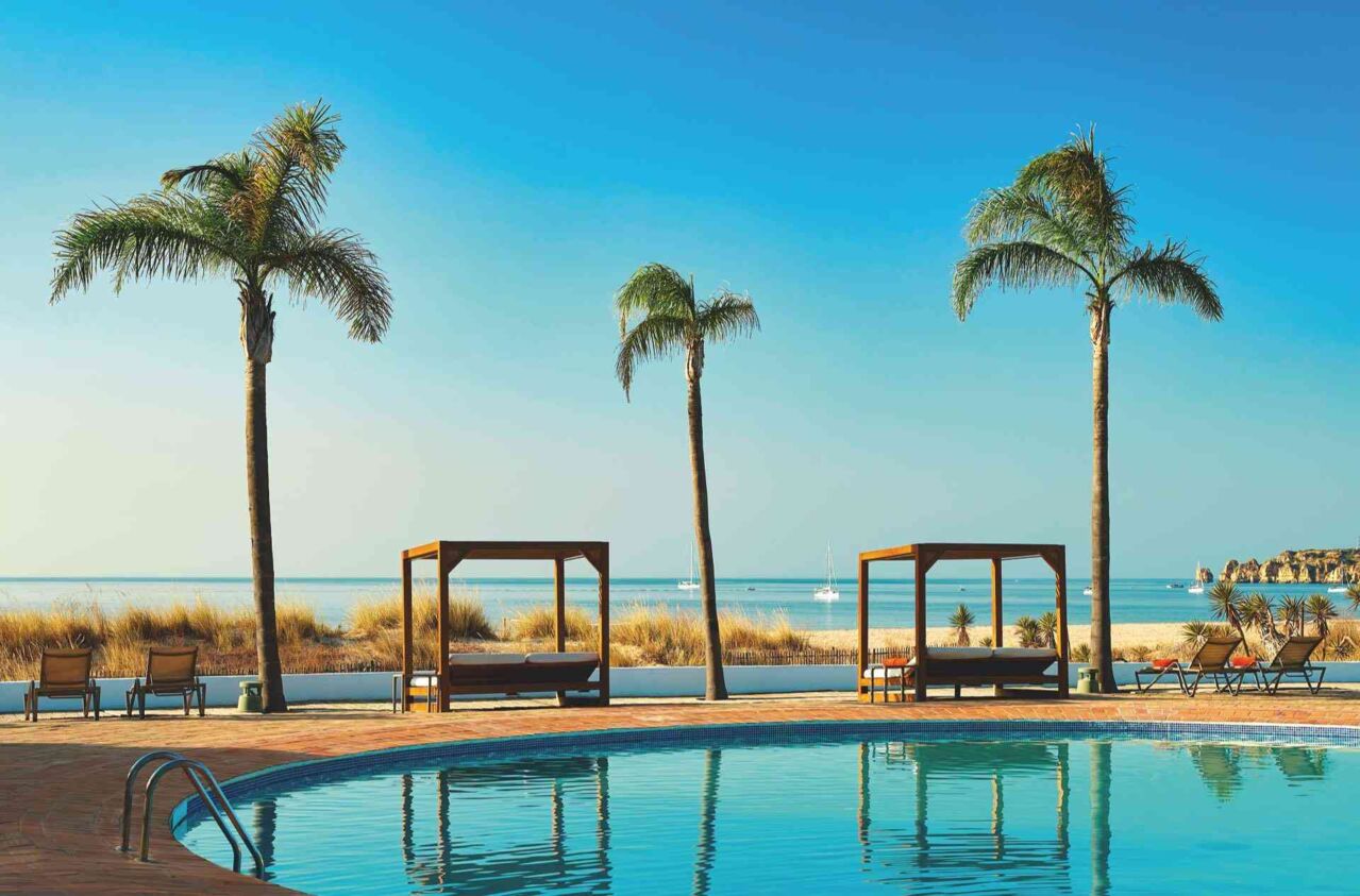 Pool mit Liegen und Pavillons