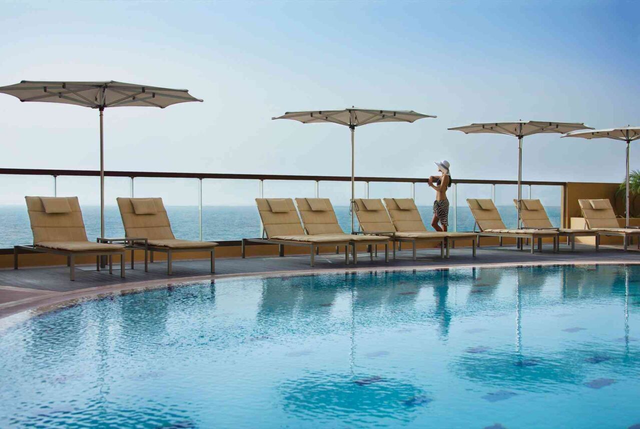 Pool mit Liegestühlen und Sonnenschirmen