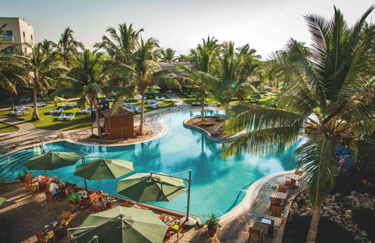 Großer Pool in tropischer Gartenanlage