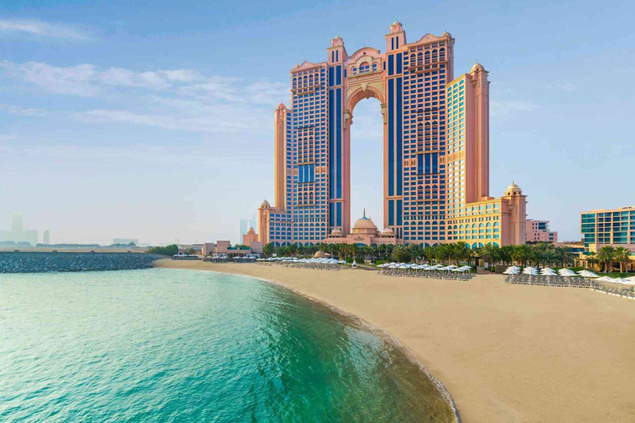 Großes, modernes Hotelgebäude mit zwei hohen Türmen