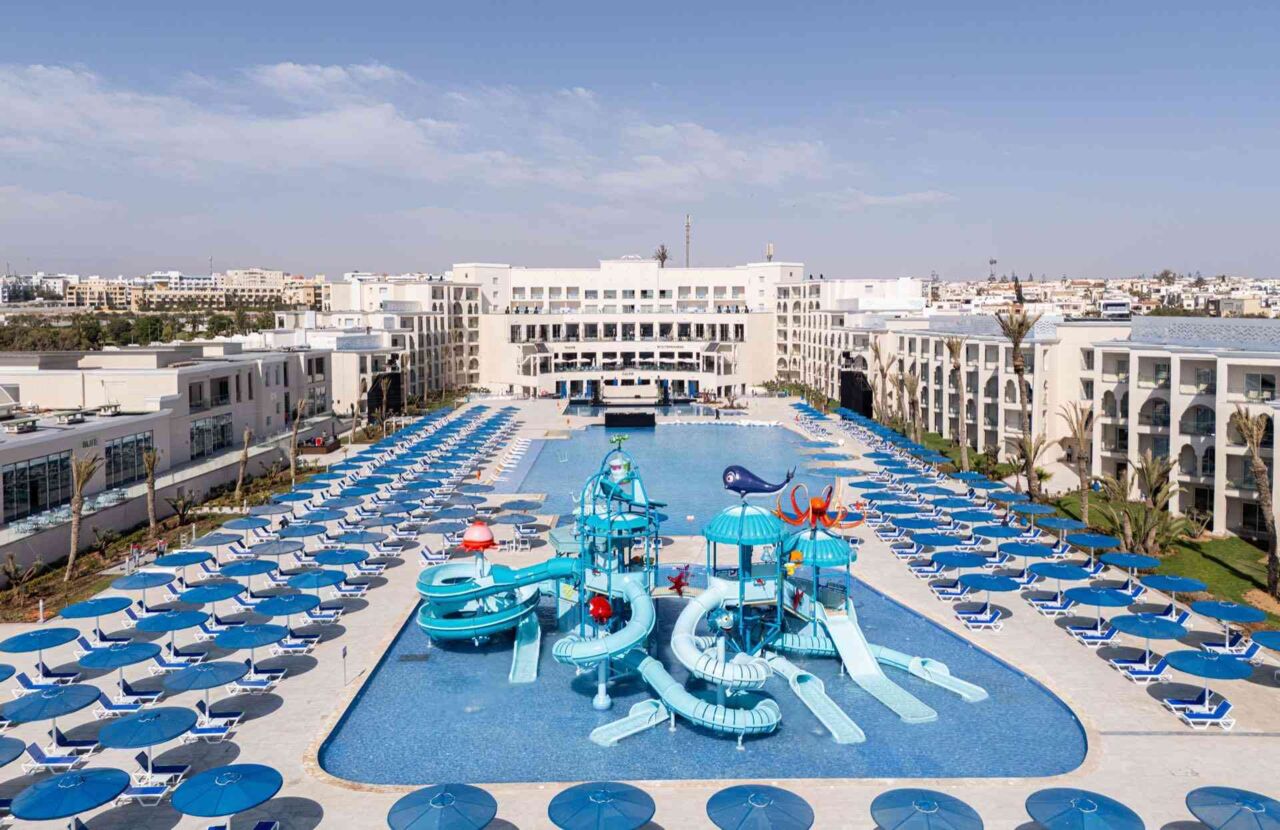 Großes Hotel mit langem Pool