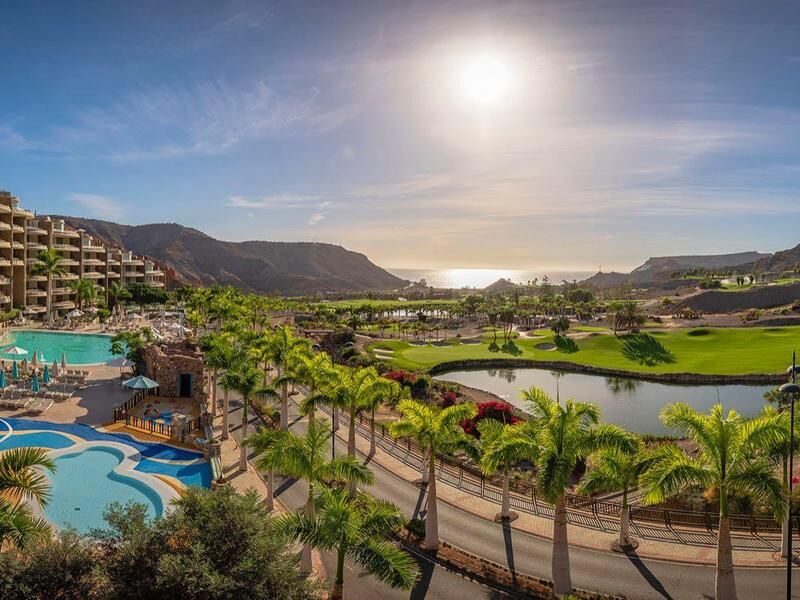 Blick auf eine Hotelanlage mit Pool