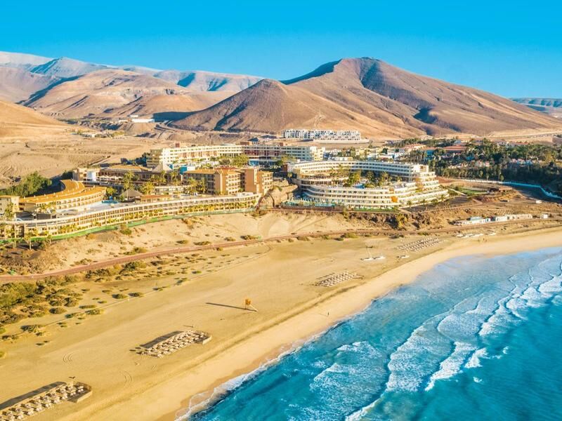 Hotelanlage am Strand mit mehreren Gebäuden
