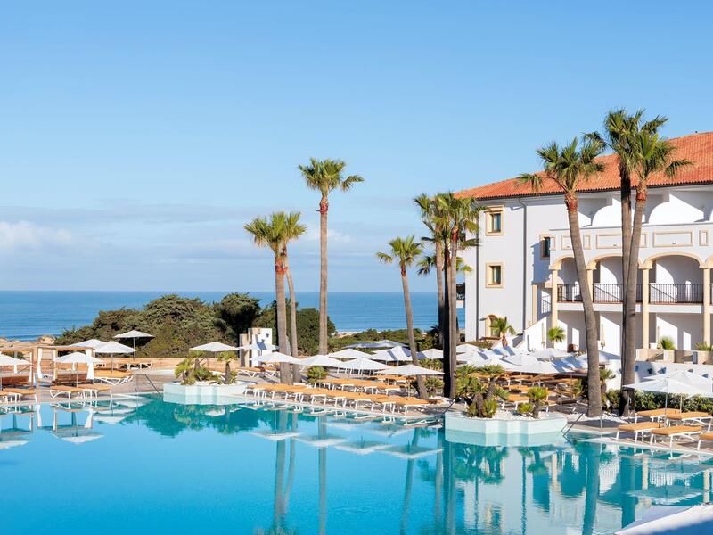 Hotelanlage mit Pool, Liegestühlen