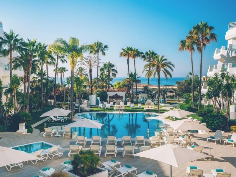 Poolbereich mit Liegestühlen und Sonnenschirmen