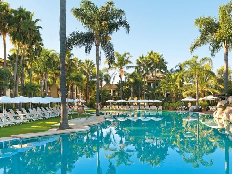 Großer Pool mit Liegestühlen und Sonnenschirmen