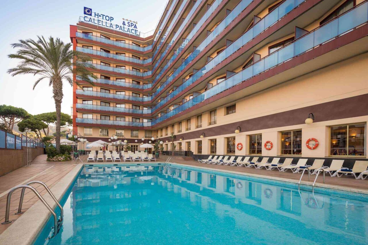 Hotelgebäude mit mehreren Etagen