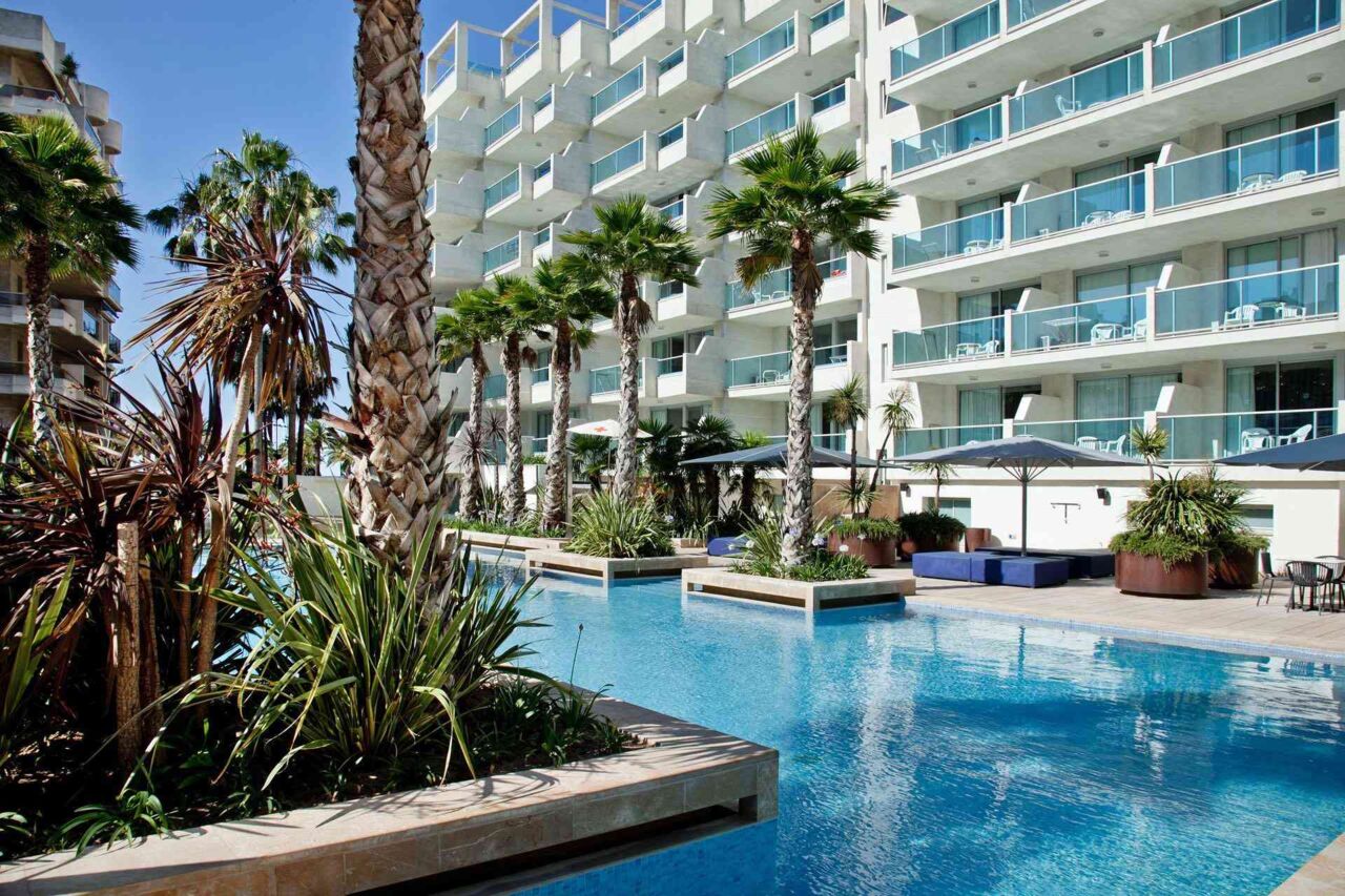 Moderner Hotelkomplex mit mehreren Stockwerken
