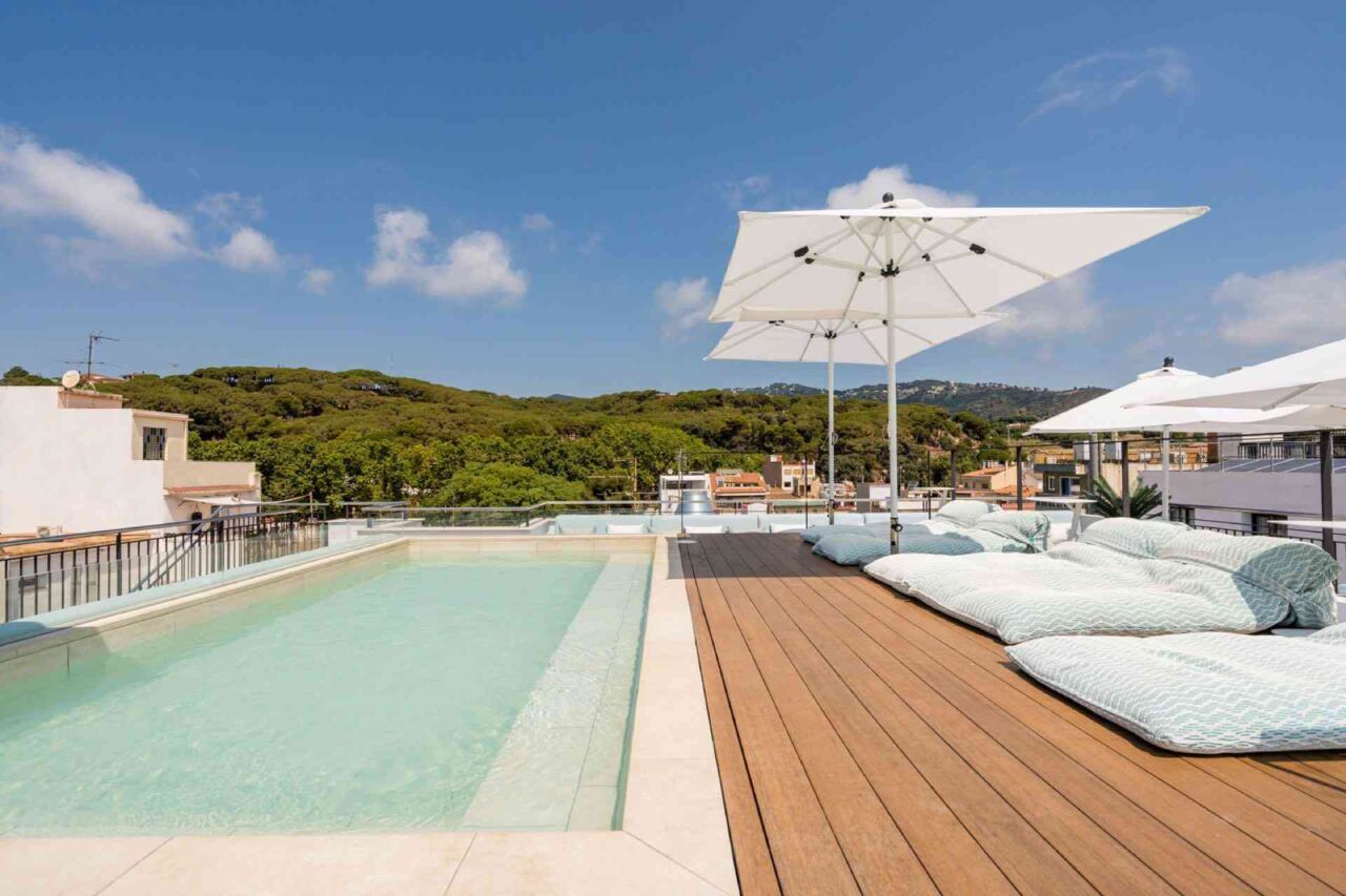 Pool mit klarem Wasser neben Holzdeck
