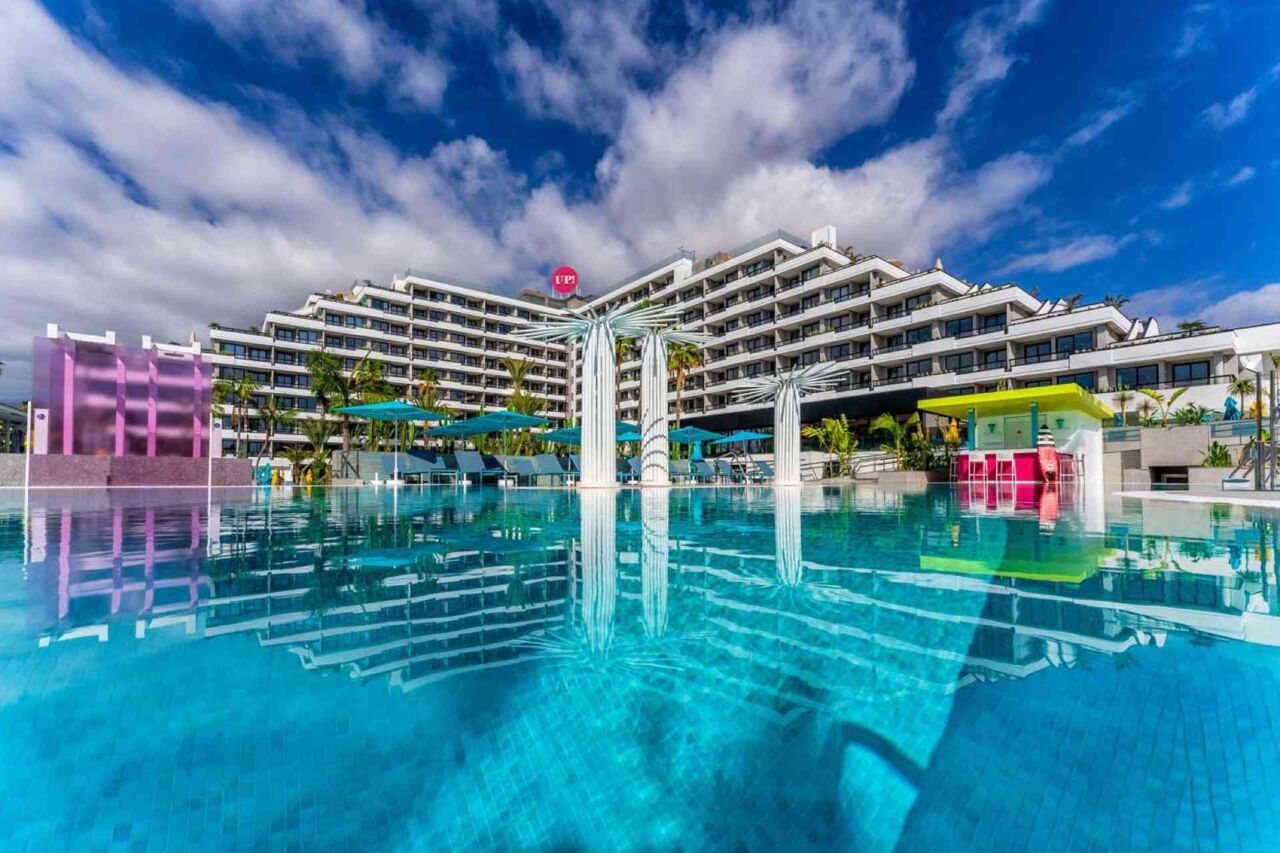 Großes Hotel mit Poolanlage