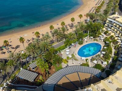 Luftaufnahme eines Hotels mit rundem Pool