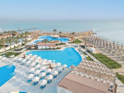 Blick auf Poolanlage am Meer