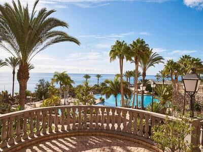 Blick von einer Terrasse auf Poolanlage
