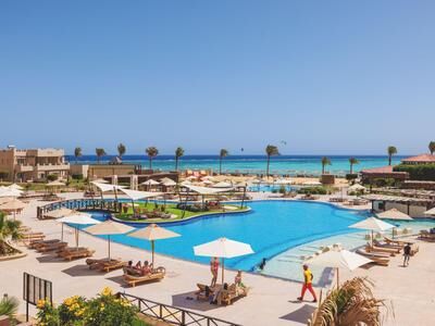 Große Hotelanlage mit Pool am Meer